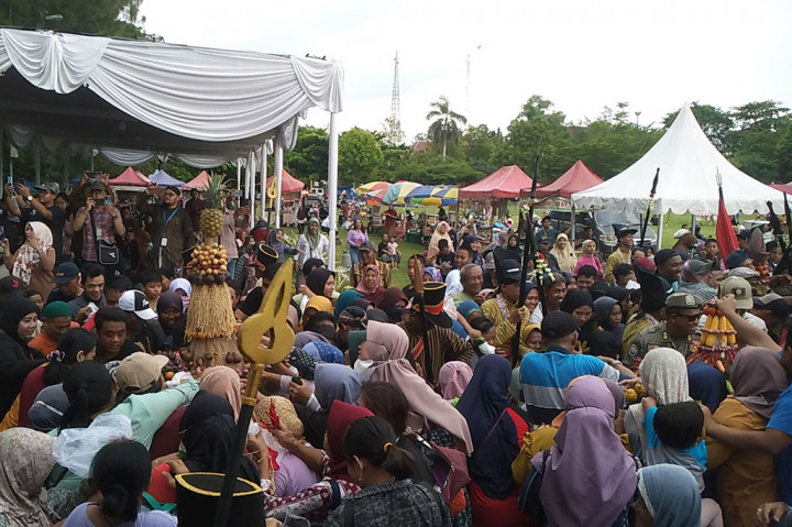 Tradisi nyadran agung digelar di Kabupaten Kulon Progo, Daerah Istimewa Yogyakarta (DIY), Rabu, 6 Maret 2024. Sebanyak 20 gunungan berisi hasil bumi yang dihadirkan dalam kegiatan ini ludes menjadi rebutan masyarakat. Nyadran agung merupakan tradisi tahunan masyarakat Kulon Progo yang digelar untuk menyambut Bulan Suci Ramadan.