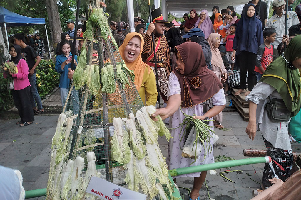 Hanya dalam hitugan menit, 20 gunungan berisi aneka hasil bumi seperti nasi, sayur, buah, dan apem yang dihadirkan dalam acara ini langsung ludes oleh masyarakat yang sejak siang telah memadati lokasi acara. Warga antusias berebut isi gunungan karena menilai isi gunungan yang telah didoakan oleh tokoh agama tersebut membawa keberkahan.