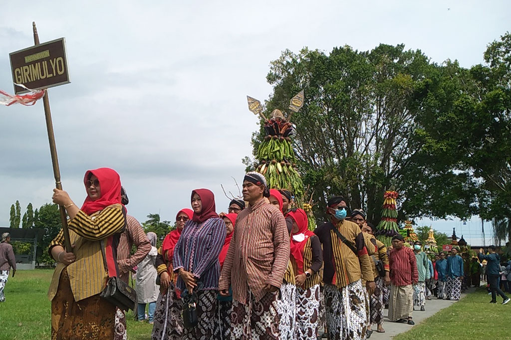 Kegiatan dimulai dengan kirab yang diikuti oleh bregada dan rombongan kontingen pembawa gunungan dari 12 kapanewon dan instansi pemerintah. Adapun rute kirab sejauh 1 km dari Kantor DPRD Kulon Progo hingga finish di lokasi nyadran yang bertempat di sisi utara alun-alun Wates.
