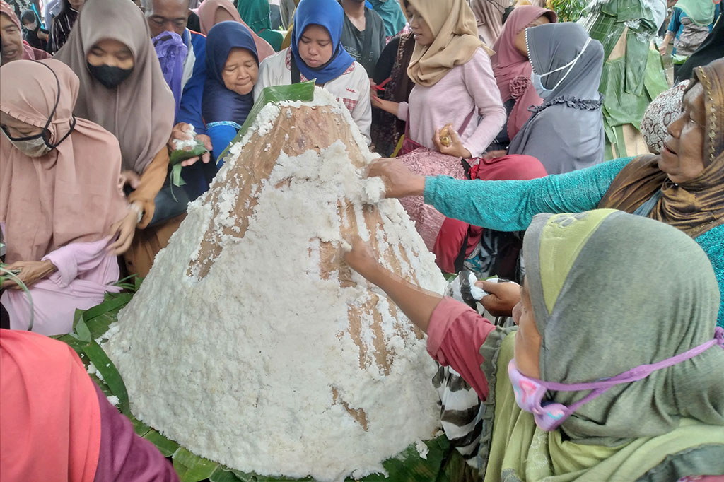 Ribuan warga tumpah ruah di gelaran Nyadran Agung 2024 yang berlangsung di Alun-Alun Wates, Kabupaten Kulon Progo. Usai didoakan, 20 gunungan berisi hasil bumi langsung diperebutkan warga yang hadir. Mereka saling berdesakan demi mendapat isi gunungan. Warga bahkan membawa kantong plastik hingga karung agar mendapat banyak isi gunungan.