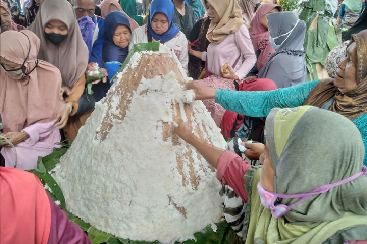 Ribuan warga tumpah ruah di gelaran Nyadran Agung 2024 yang berlangsung di Alun-Alun Wates, Kabupaten Kulon Progo. Usai didoakan, 20 gunungan berisi hasil bumi langsung diperebutkan warga yang hadir. Mereka saling berdesakan demi mendapat isi gunungan. Warga bahkan membawa kantong plastik hingga karung agar mendapat banyak isi gunungan.