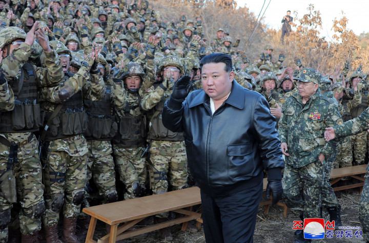 Foto-foto KCNA juga menunjukkan Kim mendapat tepuk tangan dari tentara, yang menjanjikan kesetiaan mereka kepadanya dalam perjuangan suci demi keamanan negara.