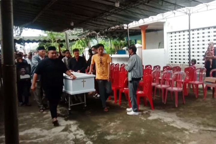 Jenazah Bharata Nugroho atau disapa Polo, pelawak Srimulat, Kamis, 7 Maret 2024 pagi, tiba di kampung halamannya di Desa Kertosari, Kecamatan Geger, Madiun, Jawa Timur. Tampak hadir turut menyampaikan duka cita pelawak senior Kirun dan Marwoto.