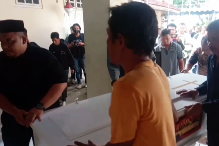 Dengan kendaraan ambulance, jenazah Polo Srimulat sekitar pukul 09.00 WIB tiba di kampung halamannya di Desa Kertosari, Kecamatan Geger, Madiun. Peti jenazah perlahan dibawa oleh warga, sahabat, dan kerabat almarhum memasuki rumah orang tua Polo yang sederhana.