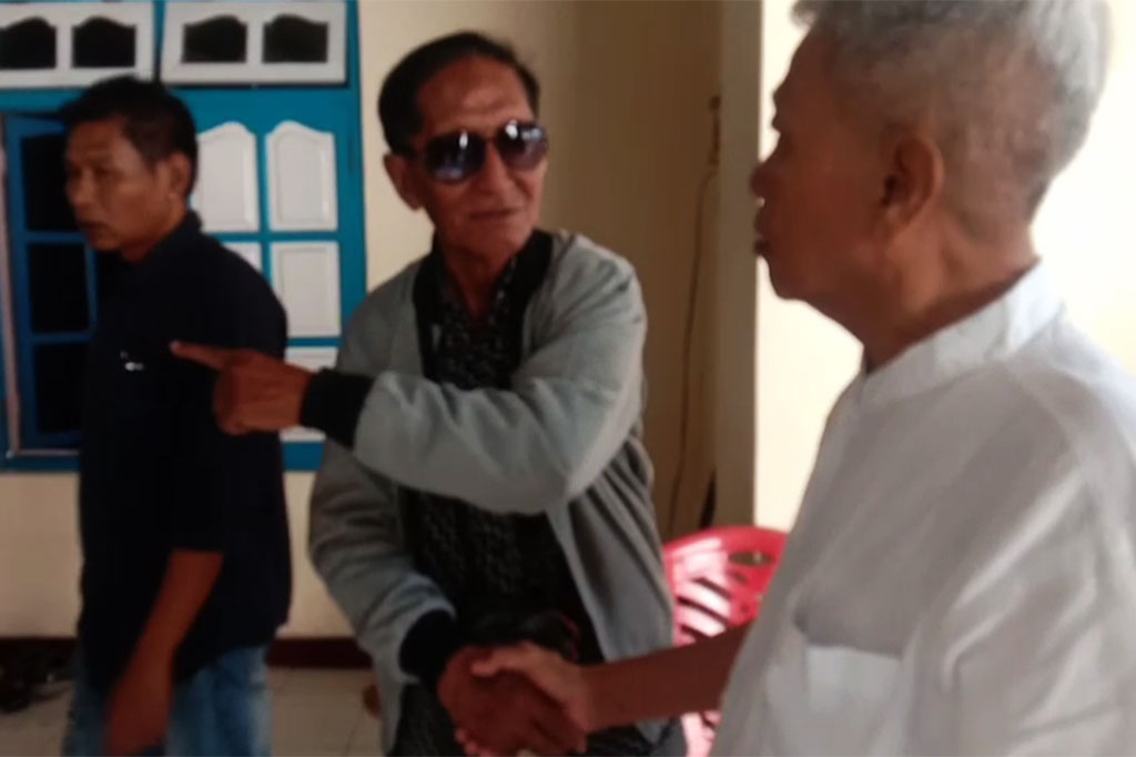 Tampak pelawak senior Kirun dan Marwoto yang datang memberikan penghormatan terakhir.