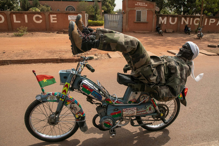 Rasmane Ouedraogo, alias 'Rastafou', melakukan aksi dengan mopednya di jalanan Koudougou, Burkina Faso pada 1 Februari 2024 lalu.