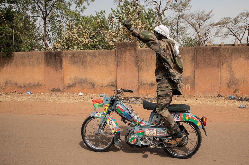 Namun Rasmane Ouedraogo -- yang dikenal sebagai 'Rastafou' (atau Rasta Gila) -- yang berkeliling kampung halamannya di Koudougou sambil berbaring di atas moped dan mengemudikannya dengan kakinya, tidak yakin.