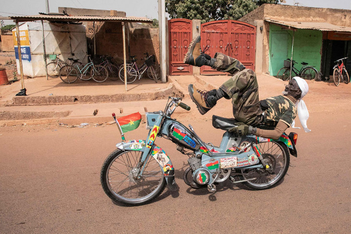 Burkina Faso mencoba membujuk stuntman amatir paling terkenal di negara tersebut untuk memakai helm saat yang bersangkutan telah berusia 72 tahun.