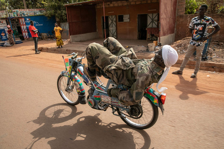 Televisi nasional menghadiahkannya perlengkapan perlindungan dari kepala hingga kaki tetapi Rastafou enggan memakainya, dengan mengatakan, 