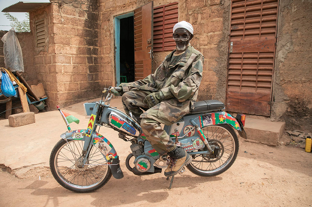 Namun dengan banyaknya korban jiwa di jalan raya, pemerintah menginginkan 'revolusi helm'. Dan bahkan Rastafou, yang pernah dirawat di rumah sakit beberapa kali, mungkin harus memperhatikannya.