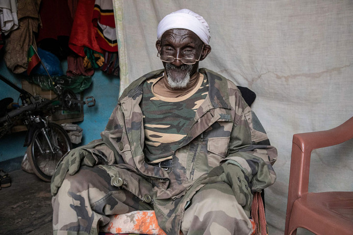 “Tidaklah bijaksana melakukan seperti yang saya lakukan tetapi saya memiliki banyak pengalaman,” katanya dengan mata berbinar.