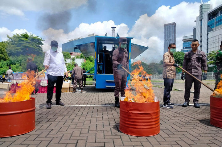 Kejaksaan Negeri Jakarta Pusat memusnahkan barang bukti narkoba dan obat-obatan terlarang di kawasan Kemayoran, Jalarta Pusat, Kamis, 7 Maret 2024. Pemusnahan barang bukti ini merupakan penyelesaian perkara yang sudah berketetapan hukum (inkrach).
