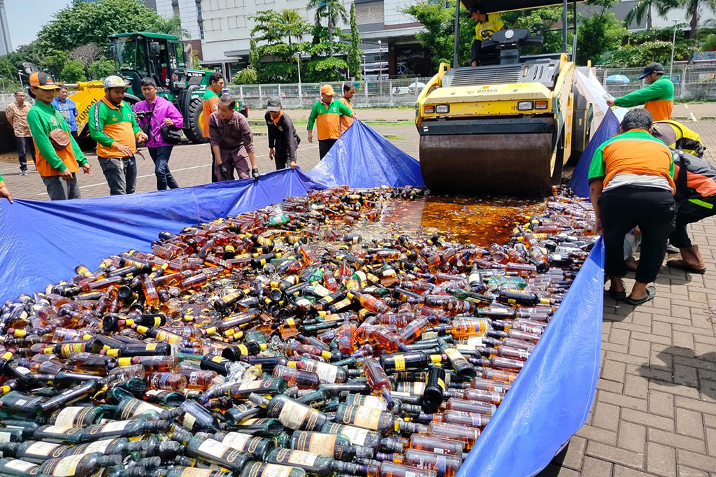 Terkait pemusnahan, untuk ribuan botol minuman keras dimusnahkan menggunakan alat berat, sementara untuk narkoba dan obat-obatan terlarang dimusnahkan menggunakan mobil insulator yang didatangkan dari BNN Pusat. Selanjutnya barang bukti lainnya dimusnahkan dengan cara dibakar.