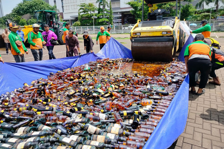 Terkait pemusnahan, untuk ribuan botol minuman keras dimusnahkan menggunakan alat berat, sementara untuk narkoba dan obat-obatan terlarang dimusnahkan menggunakan mobil insulator yang didatangkan dari BNN Pusat. Selanjutnya barang bukti lainnya dimusnahkan dengan cara dibakar.