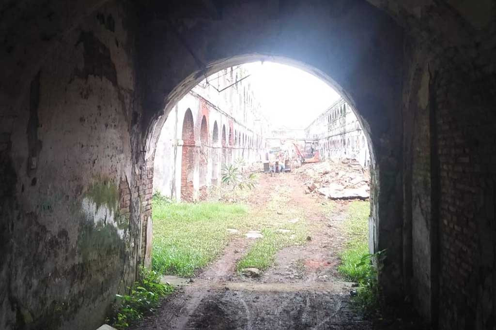 Hari sudah cukup siang ketika melintas di ruas jalan Semarang-Yogyakarta, cuaca cukup mendung ketika memulai perjalanan meskipun hujan tidak juga turun, namun itu membuat perjalanan kali ini terasa lebih sejuk hinggatanpa terasa sudah sampai di depan Palagan Ambarawa, Kabupaten Semarang.