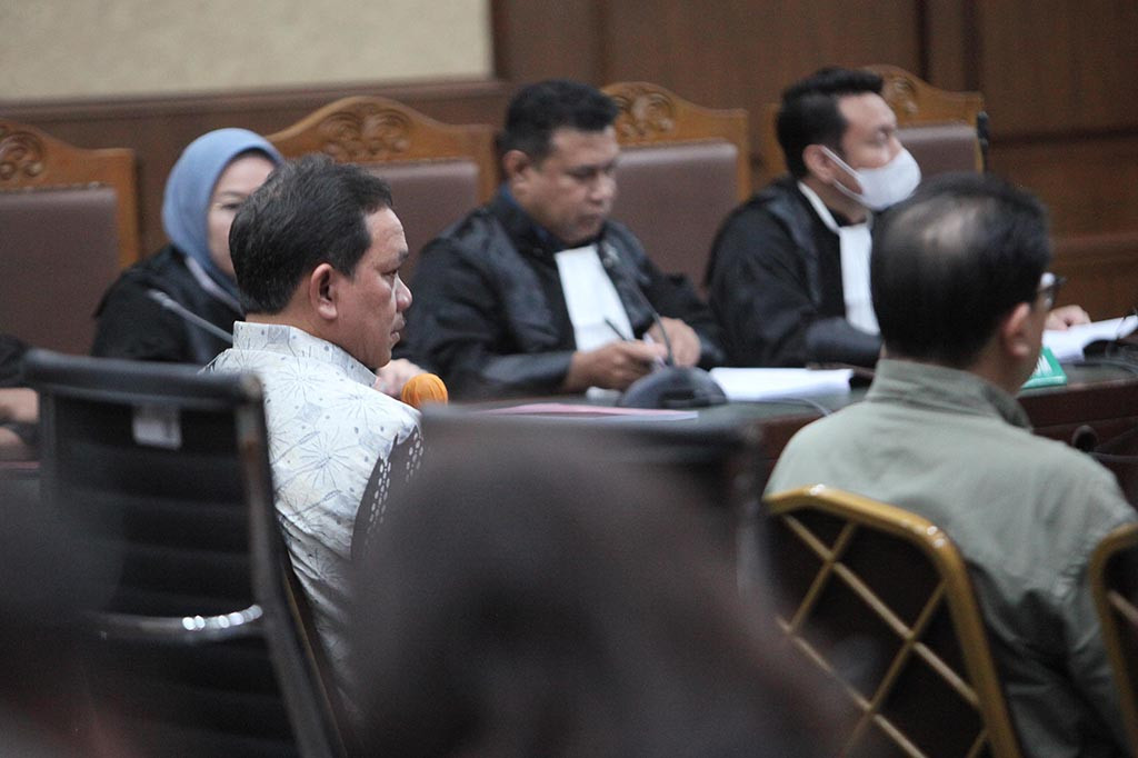 Anggota III Badan Pemeriksa Keuangan (BPK) RI nonaktif Achsanul Qosasi didakwa menerima suap senilai USD2,64 juta atau setara dengan Rp40 miliar untuk mengondisikan pemeriksaan proyek BTS 4G 2021 yang dilaksanakan BAKTI Kementerian Komunikasi dan Informatika (Kominfo).