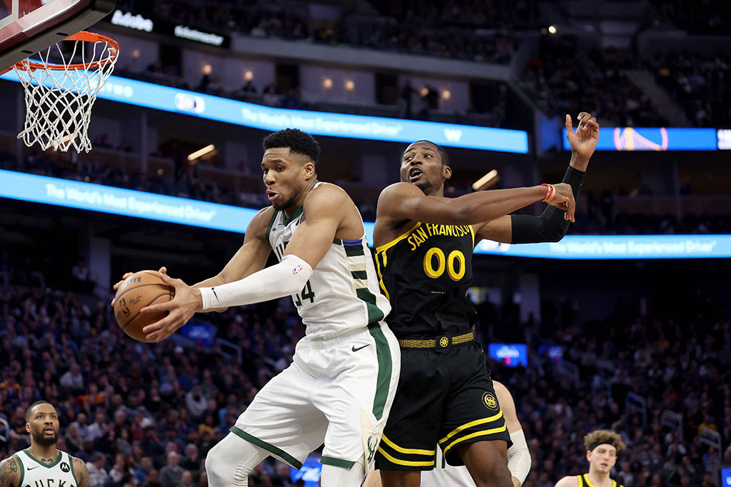 Giannis Antetokounmpo, mesin poin andalan Bucks yang tak sulit untuk mencetak lebih dari 30, 40, atau 50 poin, berhasil diredam oleh Warriors dan hanya mencatat 23 poin, tujuh rebound, dan enam assist.