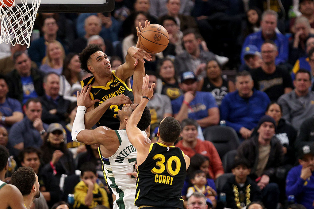 Tak tanggung-tanggung, Giannis dijaga oleh tiga pemain Warriors secara bergantian, mulai dari Draymond Green, Jonathan Kuminga, hingga pemain rookie Tracye Jakcson-Davis yang memulai laga dari bangku cadangan.