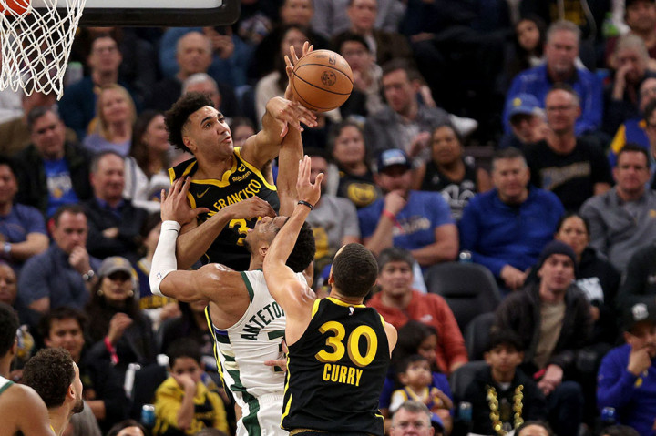 Tak tanggung-tanggung, Giannis dijaga oleh tiga pemain Warriors secara bergantian, mulai dari Draymond Green, Jonathan Kuminga, hingga pemain rookie Tracye Jakcson-Davis yang memulai laga dari bangku cadangan.