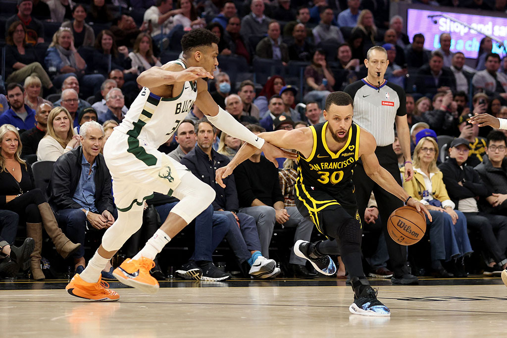 Stephen Curry mengerjakan tugasnya dengan sangat baik untuk membawa Warriors kembali unggul dan menahan laju Giannis. Curry menjadi pencetak poin tertinggi dengan 29 poin, 18 di antaranya dibuat dari enam tembakan tiga angka yang berhasil dengan akurasi 60 persen.