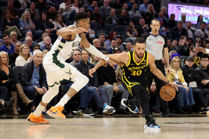 Stephen Curry mengerjakan tugasnya dengan sangat baik untuk membawa Warriors kembali unggul dan menahan laju Giannis. Curry menjadi pencetak poin tertinggi dengan 29 poin, 18 di antaranya dibuat dari enam tembakan tiga angka yang berhasil dengan akurasi 60 persen.