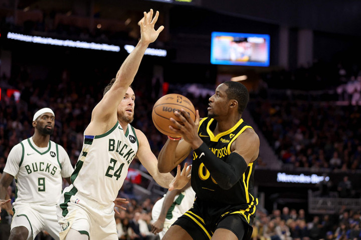 Jonathan Kuminga menambahkan 20 poin dan Jackson-Davis membuktikan dirinya tidak hanya bagus dalam bertahan lewat sumbangan 15 poinnya untuk Warriors.