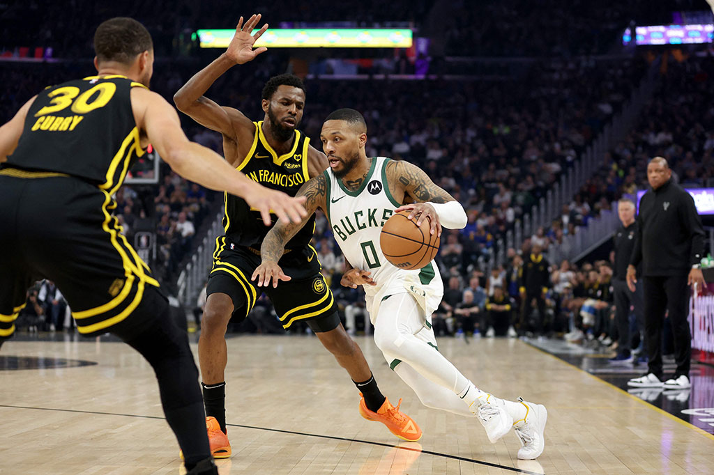Selain Giannis yang performanya tertahan, pertahanan dari Warriors benar-benar membuat pemain Bucks kesulitan. Damian Lillard, sang peraih gelar Kontes Tripoin NBA All-Star 2024 hanya menyumbang 20 poin dan Bobby Portis Jr. juga menambahkan 20 poin dari bangku cadangan.