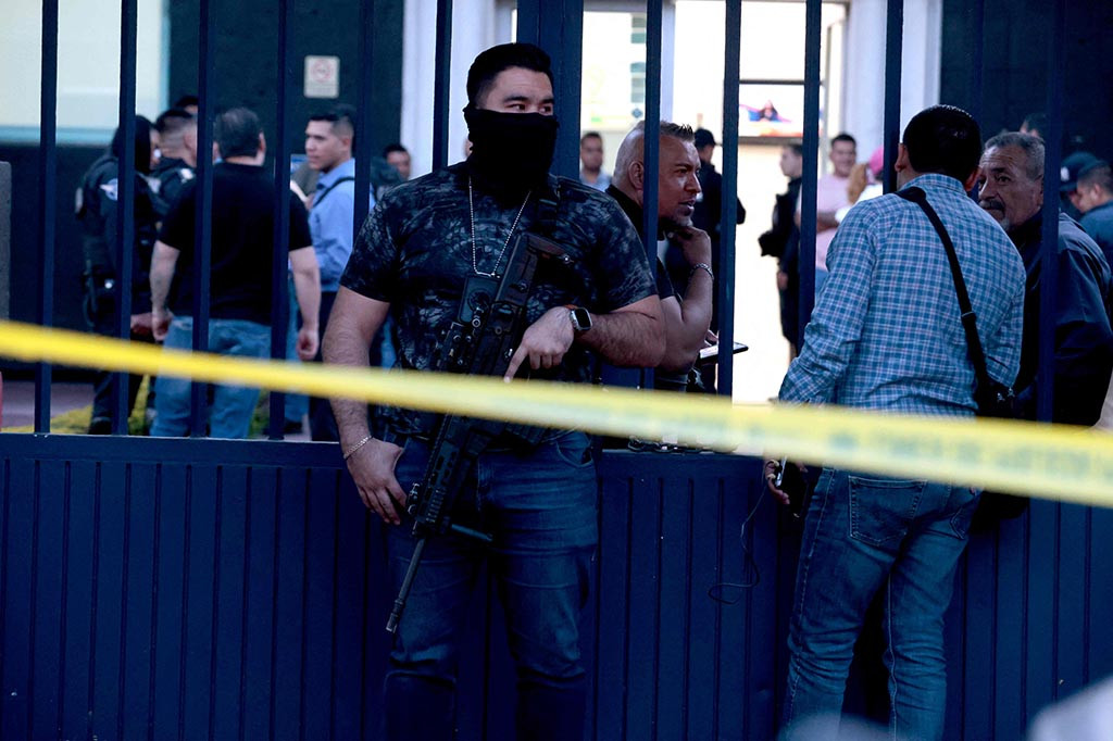 Dia menyerbu ke kampus Centro Universitario UTEG sambil membawa pisau dan kapak, yang dia gunakan untuk menghancurkan beberapa jendela, kata Luis Joaquin Mendez, jaksa penuntut di negara bagian Jalisco.