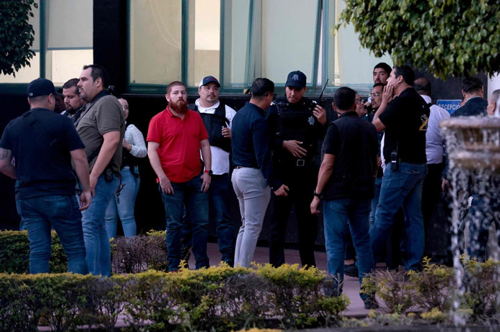 Pelakunya digambarkan sebagai seorang pria berusia sekitar 20 tahun.