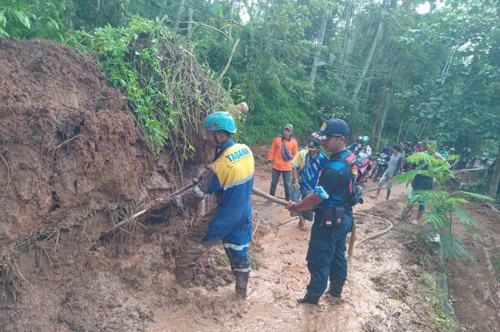 Kepala Seksi Kedaruratan BPBD Kabupaten Tasikmalaya, Dede Sudrajat mengatakan, intensitas hujan tinggi yang terjadi selama ini telah menyebabkan sebuah tebing setinggi 10 meter longsor menutup badan jalan sepanjang 8 meter dengan ketebalan material longsor 2,5 meter. Namun, kejadian tersebut para petugas kewalahan membersihkan lokasi longsoran karena kurangnya peralatan.