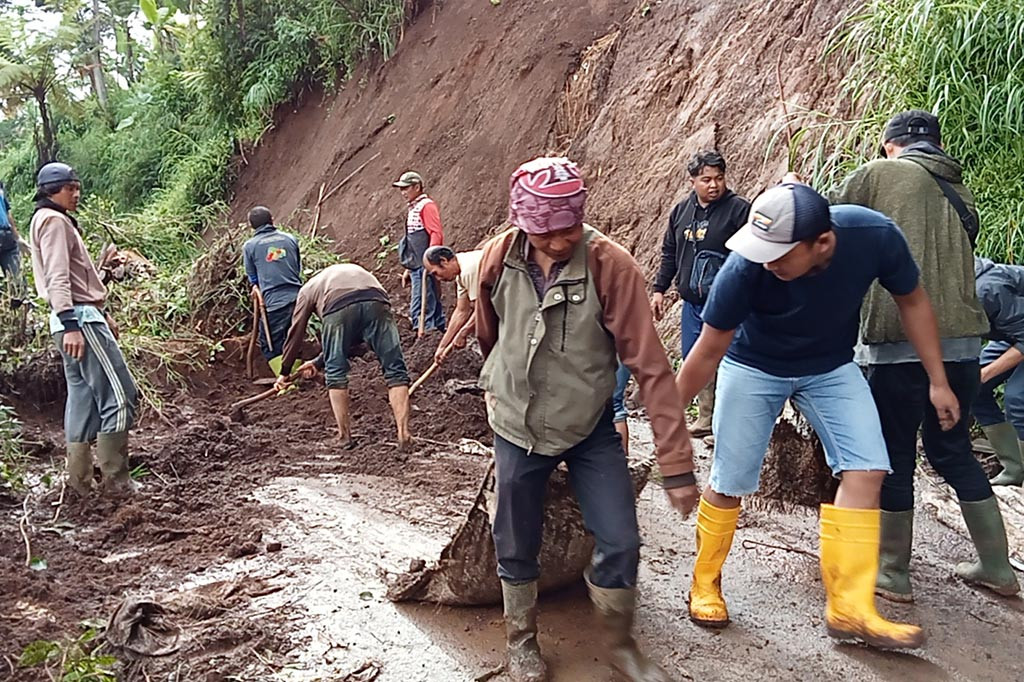 Bencana longsor terjadi di ruas jalan penghubung antar-Desa Cibodas-Suntenjaya di Kecamatan Lembang, Kabupaten Bandung Barat, Kamis, 7 Maret 2024. Akibatnya, akses lalu lintas tertutup dan tak bisa dilewati kendaraan.