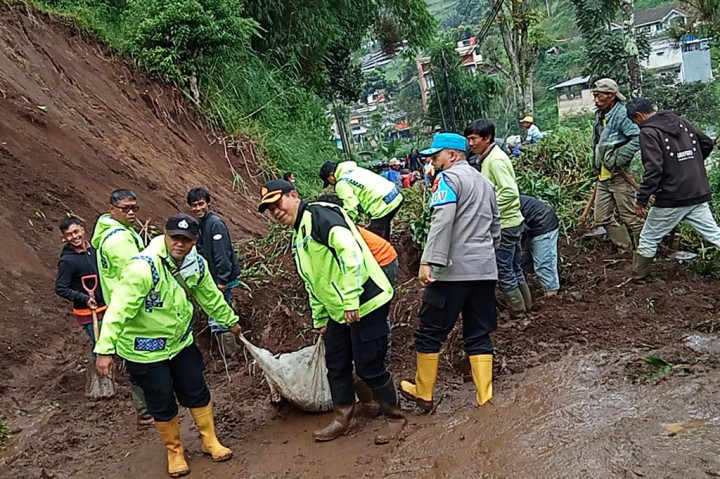 Tanah longsor disebabkan oleh tingginya intensitas curah hujan pada Kamis siang sehingga jalan kabupaten itu akhirnya tertimbun material tebing setinggi 10 meter dengan lebar 13 meter.