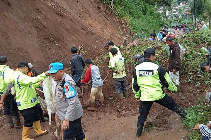 Kepala Desa Suntenjaya, Asep Wahono menyatakan, tidak ada korban jiwa maupun korban luka dalam peristiwa itu. Hanya saja warganya untuk sementara tidak bisa melintasi jalan yang tertimbun longsor.