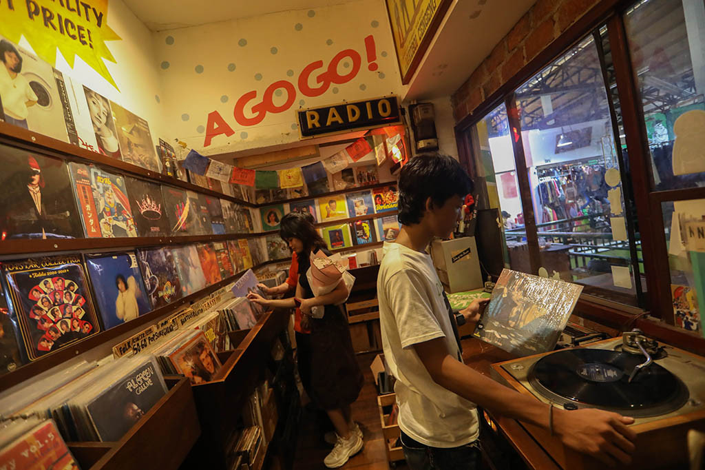 Menurut penjaga toko Demajors, Junaldi, lakunya rilisan fisik di kalangan usia yang lebih belia, dipengaruhi oleh para musikus pop kini yang memiliki basis massa, ikut merilis rilisan fisik.