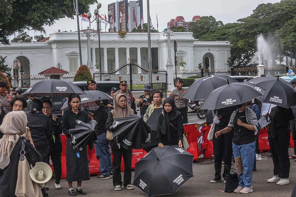 Aktivis Jaringan Solidaritas Korban untuk Keadilan mengikuti aksi Kamisan Ke-808 di seberang Istana Negara, Jakarta, Kamis, 7 Maret 2024. 