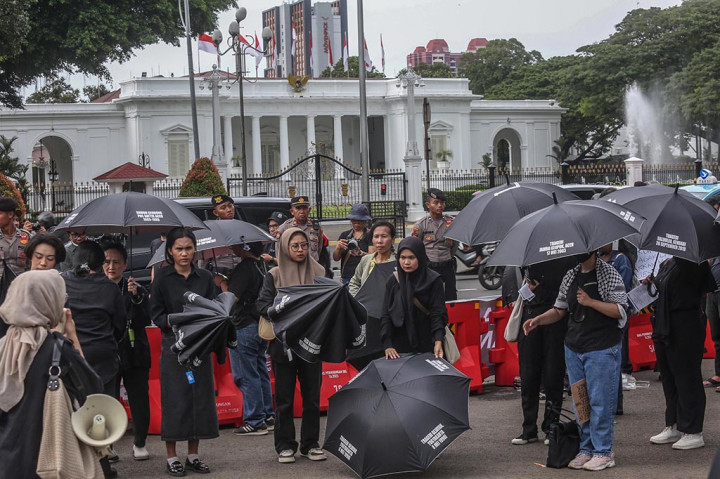 Aktivis Jaringan Solidaritas Korban untuk Keadilan mengikuti aksi Kamisan Ke-808 di seberang Istana Negara, Jakarta, Kamis, 7 Maret 2024. 