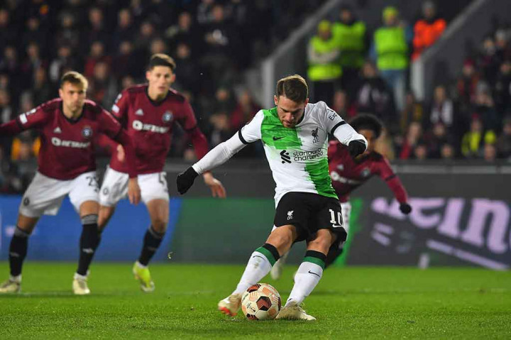 Tim tamu Liverpool yang menggebrak sejak awal. Mereka kemudian mendapatkan hadiah penalti setelah Alexis Mac Allister dilanggar ASger Sorensen. Allister  sukses menjalankan tugasnya sebagai algojo dengan menendang bola ke sudut kiri bawah gawang Sparta dan gagal dihentikan kiper lawan. 1-0 untuk Liverpool.