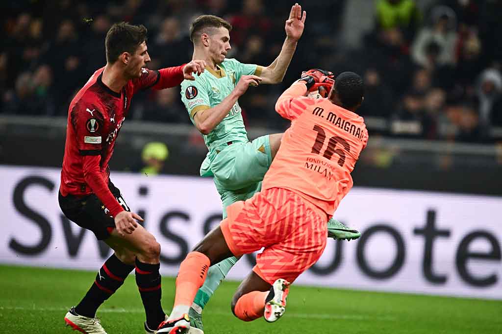 Pertahanan Milan sempat mendapat ancaman serius akibat kesalahan yang mereka lakukan pada awal pertandingan. El Hadji Malick Diouf dan David Doudera memiliki peluang bagus, namun keduanya gagal memaksimalkannya menjadi gol.