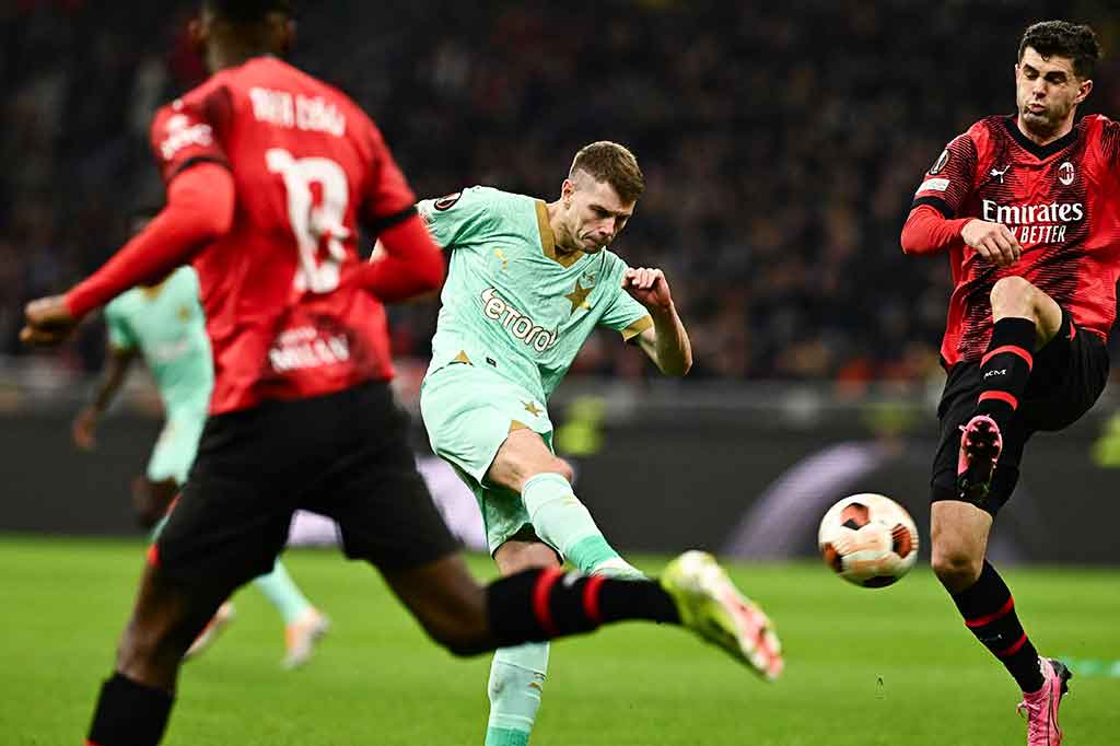 Namun keunggulan pasukan Stefano Pioli hanya bertahan dua menit. Kesalahan Matteo Gabbia memicu serangan balik Slavia untuk memaksa Simon Kjaer melakukan blok. Dari tendangan sudut yang dihasilkan, bola disapu Tijjani Reijnders untuk mendarat ke Doudera, yang melepaskan sepakan voli spektakuler ke sudut gawang Milan.