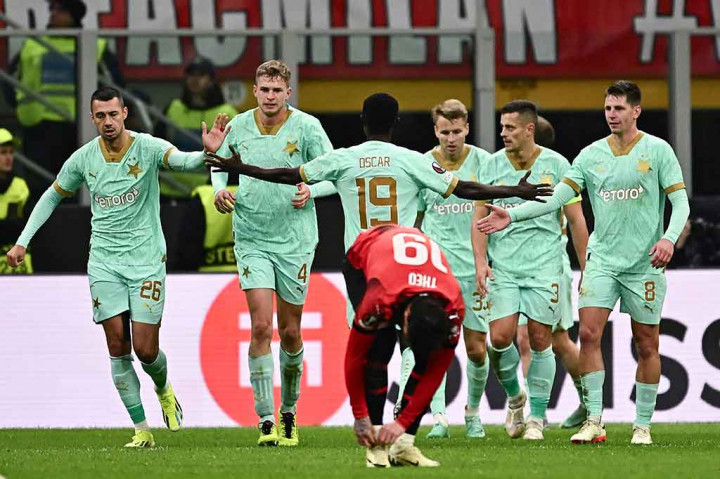 Slavia memperkecil ketertinggalan menjadi 3-2 pada menit ke-65. Tendangan bebas Provod tertuju kepada Ivan Schranz di tiang jauh, untuk diteruskan dengan tembakan keras tanpa bisa dicegah kiper Mike Maignan.