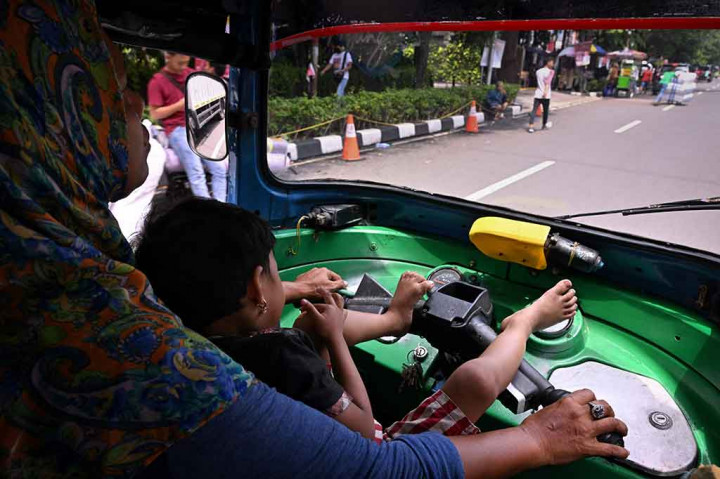 Bersama putrinya yang berusia tiga tahun, ibu tunggal, Ekawati, mengarungi lalu lintas Jakarta yang terkenal buruk dengan bajaj untuk mencari nafkah, sebagai salah satu dari semakin banyak perempuan Indonesia yang menekuni pekerjaan informal di luar rumah.