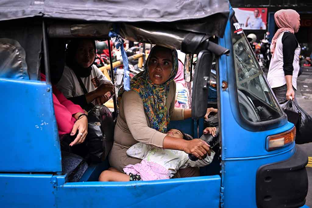 Bukan berarti Ekawati punya banyak pilihan – setelah suami pertamanya meninggal dan menceraikan suami keduanya, dia harus banting tulang untuk membayar sewa rumah dan menghidupi keempat anaknya, dengan menghasilkan sekitar Rp150.000 per hari.