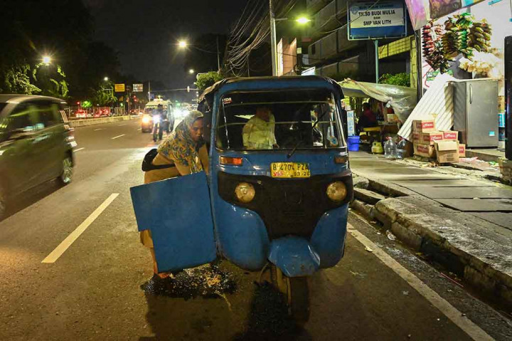 “Mengendarai bajaj adalah cara tercepat mendapatkan uang. Saya sudah mencoba berbagai pekerjaan tapi ini yang paling nyaman,” kata perempuan berusia 42 tahun yang sudah kurang lebih 15 tahun mengemudikan bajaj sewaannya tersebut.