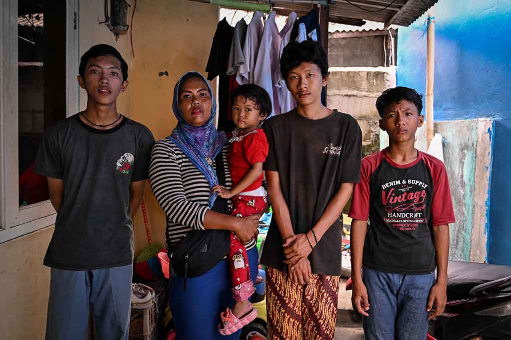 Putra sulungnya yang kini berusia 20 tahun harus putus sekolah dan bekerja sebagai kurir untuk membantunya, namun Ekawati mengatakan bahwa ia masih hidup dengan pendapatan pas-pasan, karena seluruh penghasilannya harus dikurangi untuk membayar sewa rumah sebesar Rp800 ribu menafkahi anak-anaknya.