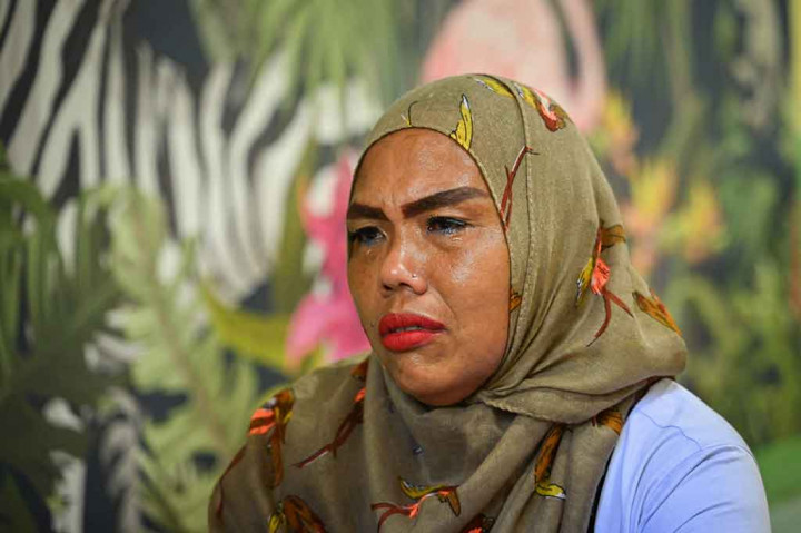 “Saya harus mengendarai bajaj ini agar saya bisa memberi anak-anak saya makanan, pakaian, dan rumah yang layak,” kata Ekawati sambil berlinang air mata. “Saya berharap Allah memberi saya kesehatan. Saya juga berharap anak-anak saya sukses, tidak seperti saya.”