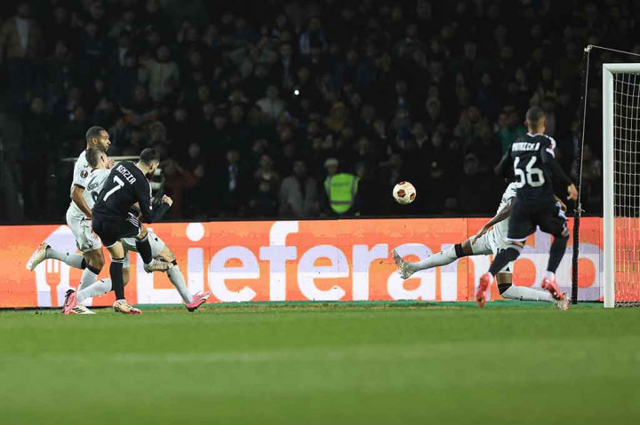 Tuan rumah Qarabag menekan sejak menit awal dan berhasil membuka keunggulan pada menit ke-26. Juninho mengecoh Jonathan Tah sebelum mengirimkan umpan kepada Yassine Benzia yang dengan mudah menembak bola ke pojok atas gawang Leverkusen yang dijaga Matej Kovar.