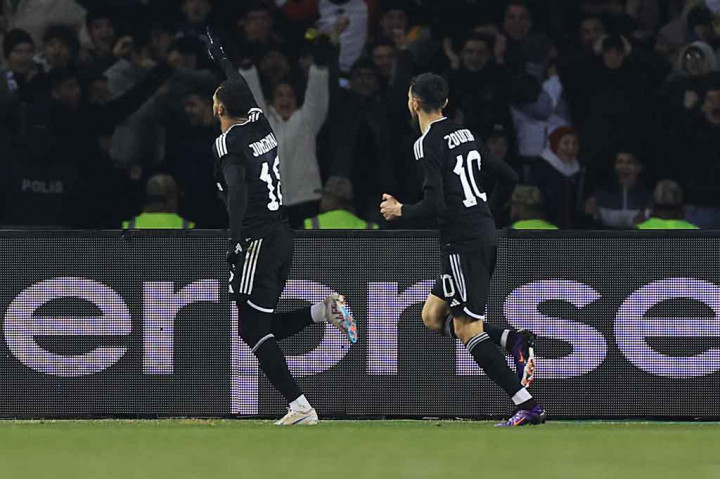 Qarabag menggandakan keunggulan 2-0 pada menit akhir injury time babak pertama. Juninho kini yang mencatatkan namanya di papan skor setelah menggiring bola ke kotak penalti. Tinggal berhadapan dengan Kovar, Juninho mengecohnya sebelum menceploskan bola ke gawang.