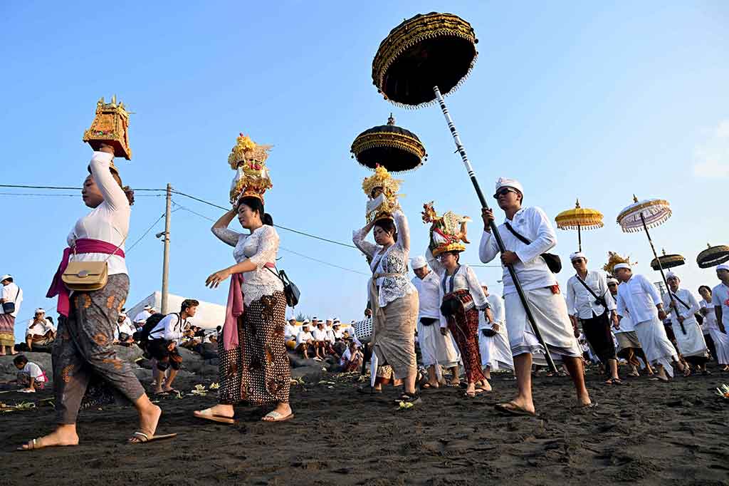 Umat Hindu membawa benda-benda sakral saat mengikuti upacara Melasti jelang Hari Raya Nyepi Tahun Baru Saka 1946 di salah satu pantai di Denpasar, Bali, Jumat, 8 Maret 2024. 