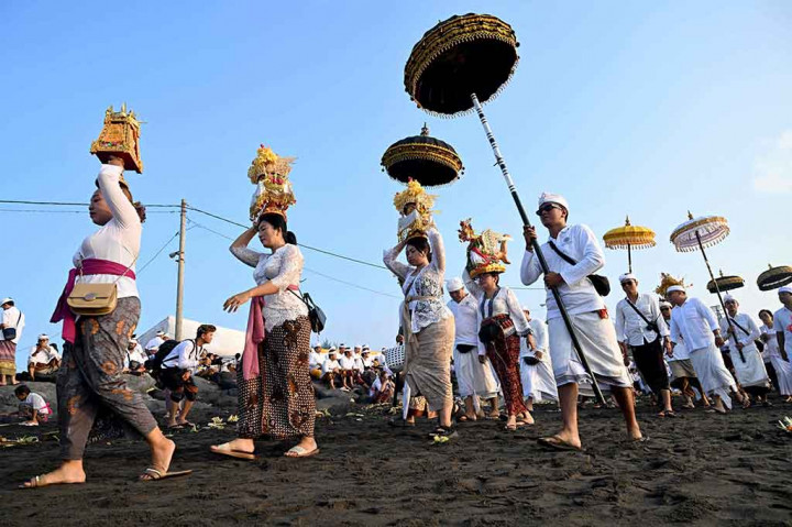 Umat Hindu membawa benda-benda sakral saat mengikuti upacara Melasti jelang Hari Raya Nyepi Tahun Baru Saka 1946 di salah satu pantai di Denpasar, Bali, Jumat, 8 Maret 2024. 