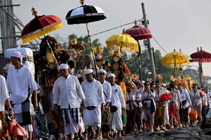 Upacara yang serentak dilaksanakan umat Hindu se-Bali tersebut untuk menyucikan diri secara lahir dan batin dan alam dalam menyambut Hari Raya Nyepi Tahun Saka 1946 yang jatuh pada Senin, 11 Maret 2024.